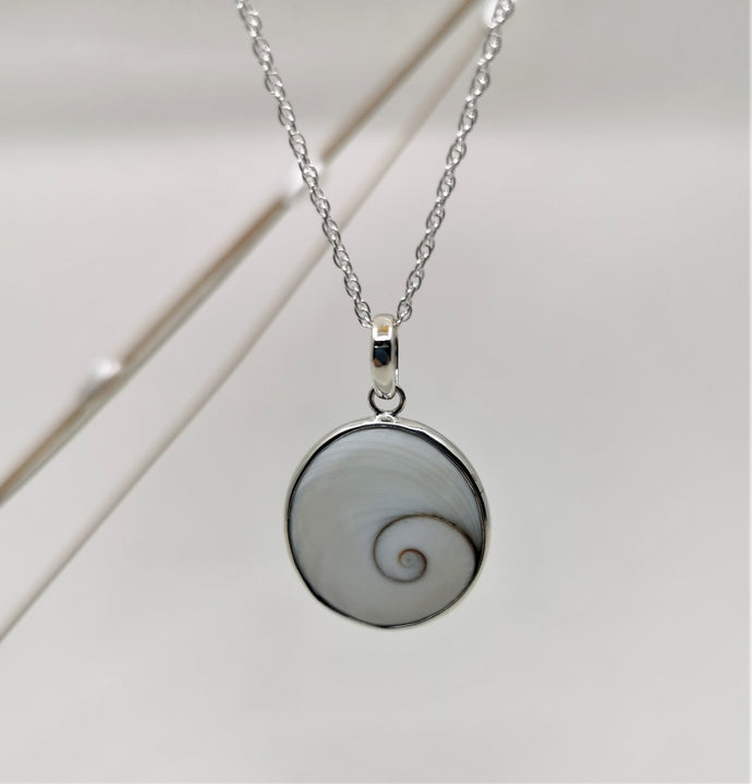 Shiva eye shell round set in silver round pendant